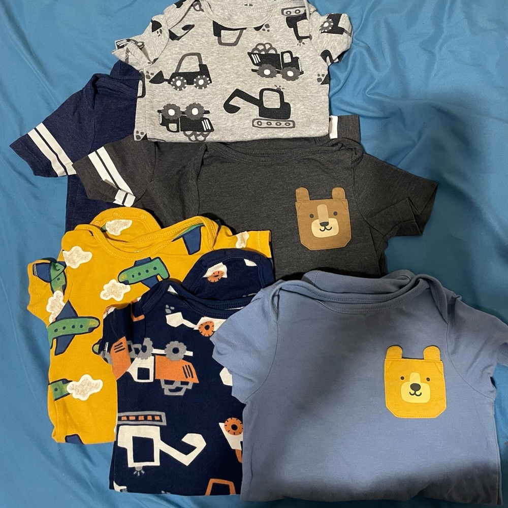 Cat and Jack baby boy bodysuits. (7 bodysuits) In excellent condition.